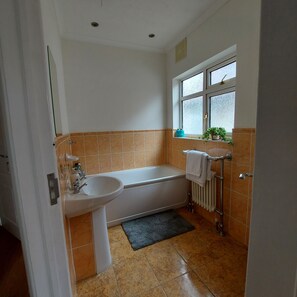 Douche, séchoir à cheveux, serviettes fournies, savon