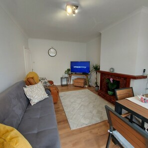 Smart TV, fireplace
