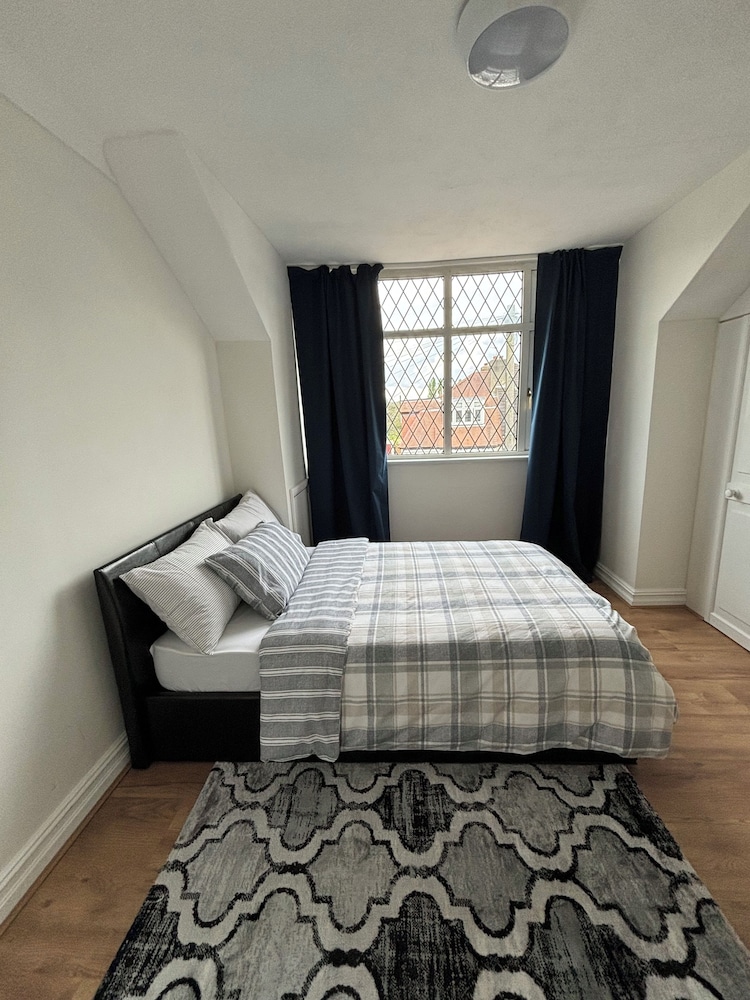 Luxury Family Three Bedrooms Semi-detached House - Londra