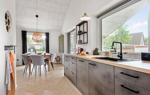 Réfrigérateur, un four, surface de cuisson, lave-vaisselle