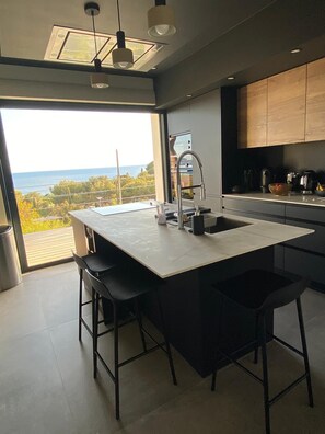 Microwave, oven, stovetop, dishwasher - Villa Californienne Pour 8 Personnes vue mer Proche de la Plage de L'almanarre (Carqueiranne)