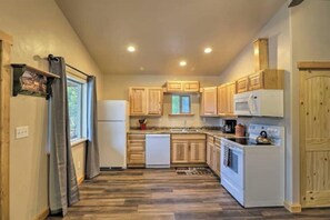 Fridge, microwave, oven, stovetop - GRINNELL, a cozy cabin only 7 miles from Glacier National Park! (Coram)