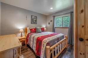 2 bedrooms, iron/ironing board, travel cot, free WiFi - GRINNELL, a cozy cabin only 7 miles from Glacier National Park! (Coram)