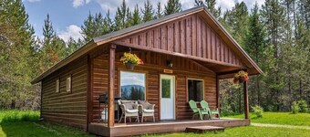 GRINNELL, a cozy cabin only 7 miles from Glacier National Park!