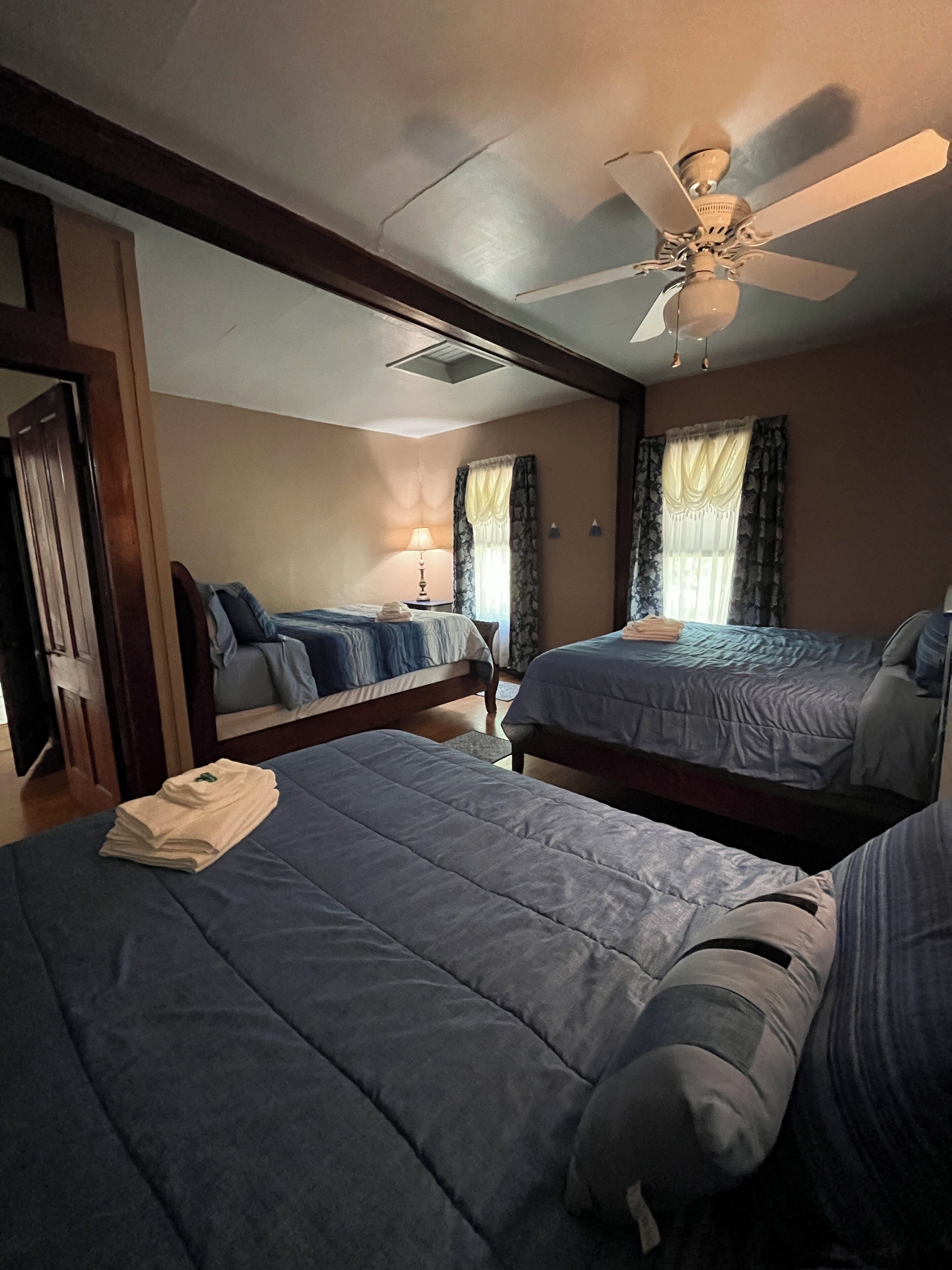 Private room 3 beds shared bath next to Creeper Trail and AT