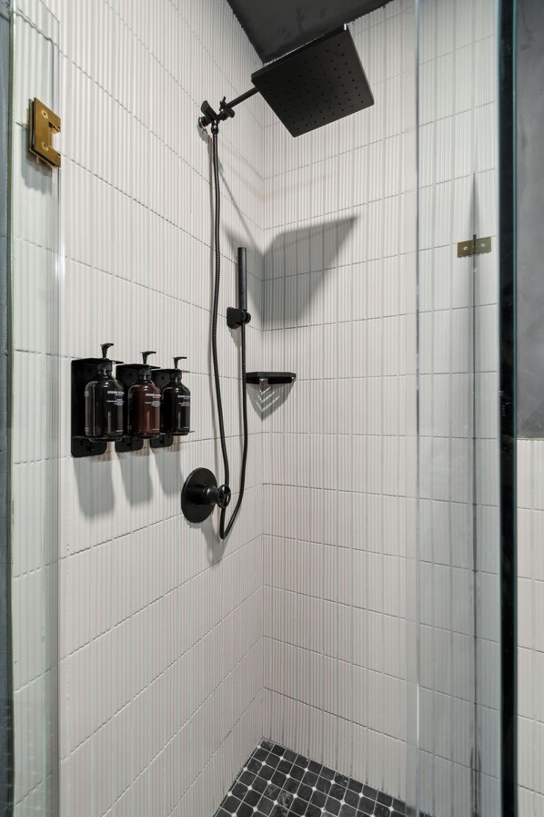 Chambre Ville, 1 grand lit, vue sur la ville | Douche de la salle de bain