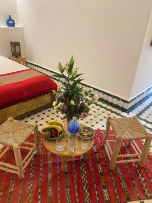 Dobbeltrom – deluxe, 1 soverom | Senger med Select Comfort-madrass og safe på rommet