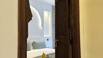 Colchones Select Comfort y caja de seguridad en la habitación