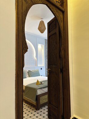 Habitación cuÔdruple Deluxe, 2 habitaciones, vista al patio | Camas Select Comfort y caja de seguridad en la habitación