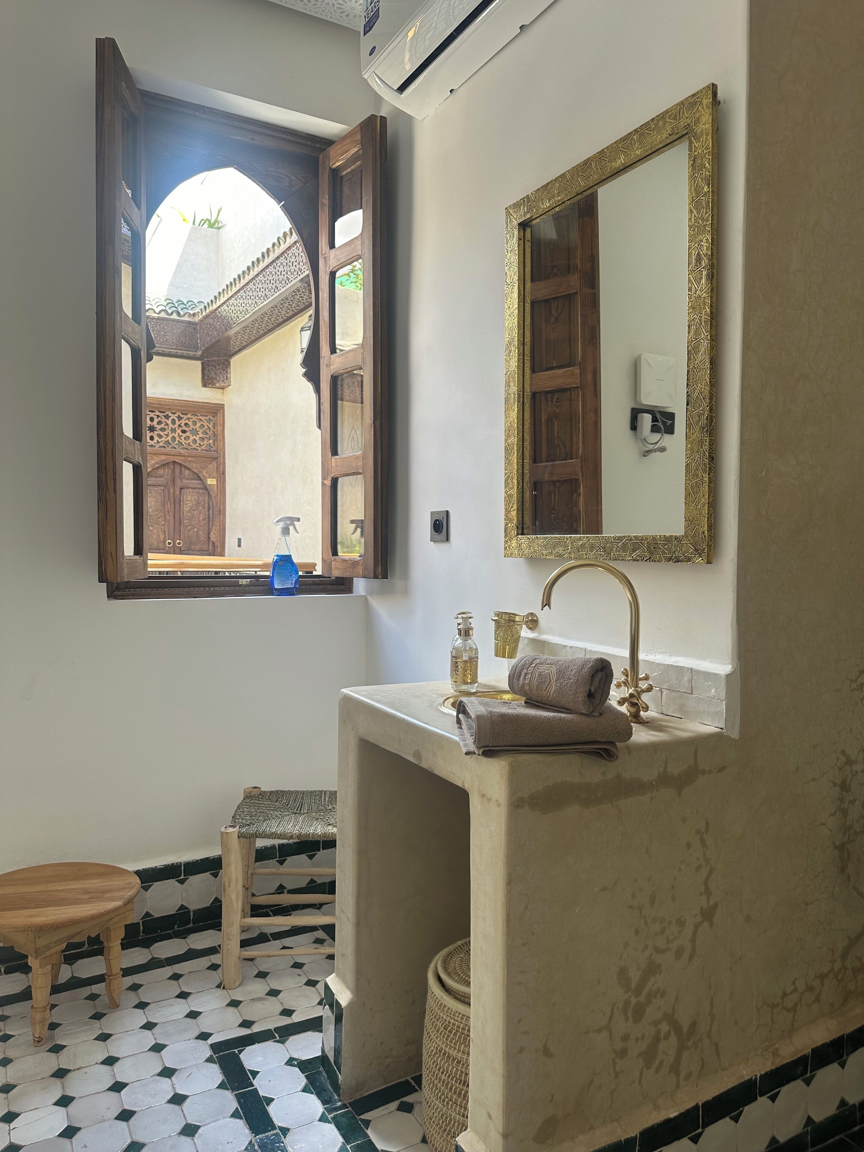 Deluxe vierpersoonskamer, 2 slaapkamers, uitzicht op binnenplaats | Badkamer | Een douche, een hydromassagedouche, gratis toiletartikelen