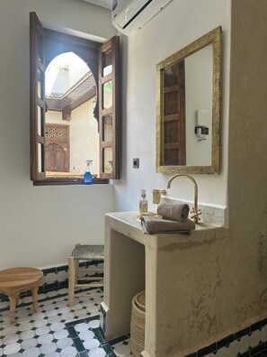 Habitación cuÔdruple Deluxe, 2 habitaciones, vista al patio | Baño | Regadera, regadera con hidromasaje, amenidades de baño gratuitas