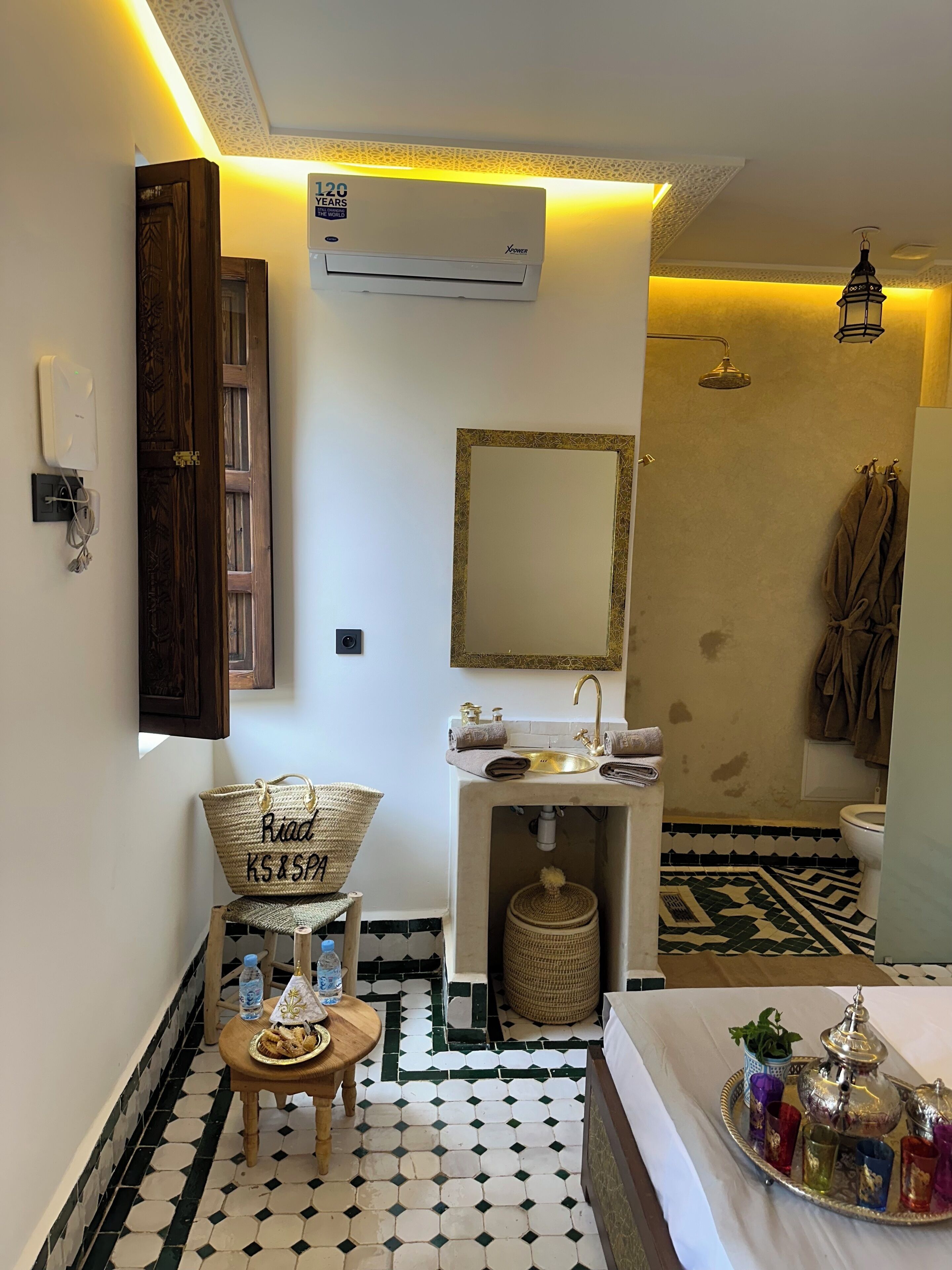 デラックス 4 人部屋 2 ベッドルーム コートヤードビュー | セレクト コンフォート製ベッド、セーフティボックス (室内)、客室ごとに異なる装飾、防音設備