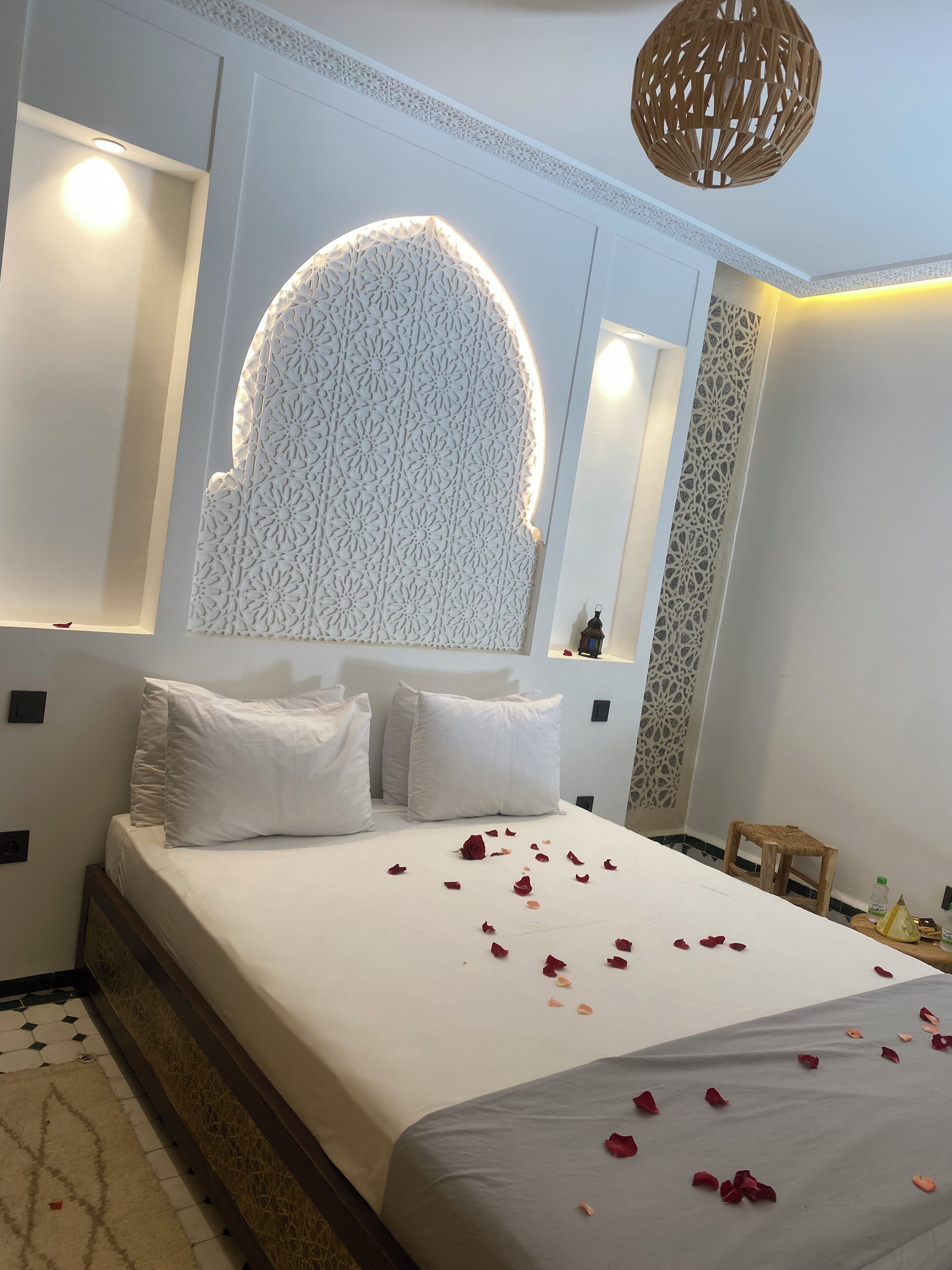 Deluxe Double Room, Pool View | Katil Select Comfort, peti besi dalam bilik, dihias secara berasingan 