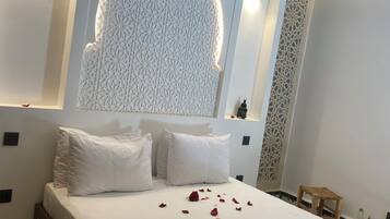 Deluxe Double Room, Pool View | Katil Select Comfort, peti besi dalam bilik, dihias secara berasingan