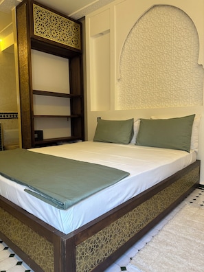 Deluxe-herbergi fyrir fjóra - 2 svefnherbergi - útsýni yfir port | Rúm með Select Comfort dýnum, öryggishólf í herbergi
