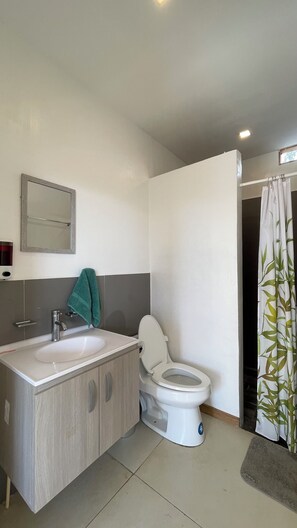 Towels, soap, shampoo, toilet paper - Purple Suites Atami (La Libertad)