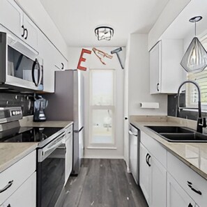 Jääkaappi, mikroaaltouuni, uuni, liesi