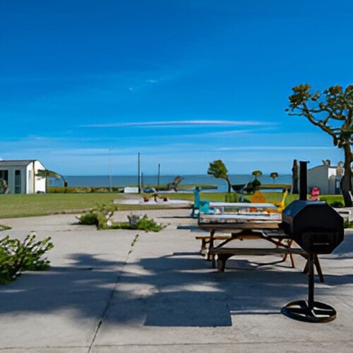 Coastal Haven: Sleeps 7!