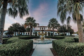 Property grounds - Lovely 5BD Resort Home Minutes from Disney! (Kissimmee)