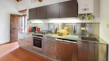 Frigorifero, piano cottura, lavastoviglie, macchina per tè/caffè