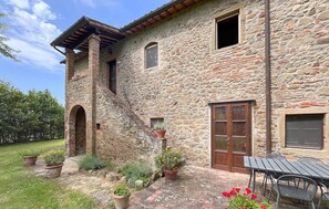 Outdoor dining - Lovely apartment in Passignano sul Trasime with outdoor swimming pool (Passignano sul Trasime)