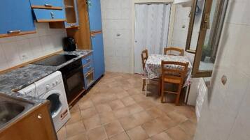 KĂŒhlschrank, Ofen, Herdplatte, Wasserkocher mit Kaffee-/Teezubehör