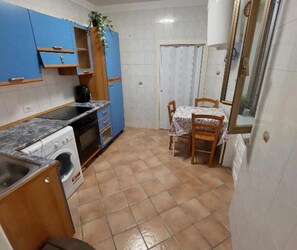 Fridge, oven, stovetop, coffee/tea maker