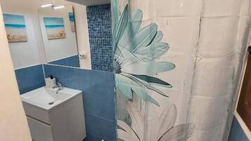 Dusche, Haartrockner, HandtĂŒcher, Seife