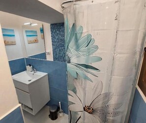 Dusj, hårføner, håndklær og såpe