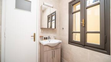 Dusj, hårføner, håndklær og såpe