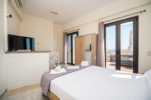2 bedrooms, iron/ironing board, WiFi, bed sheets - Solis Maisonette with Jacuzzi in old town  (Chania)