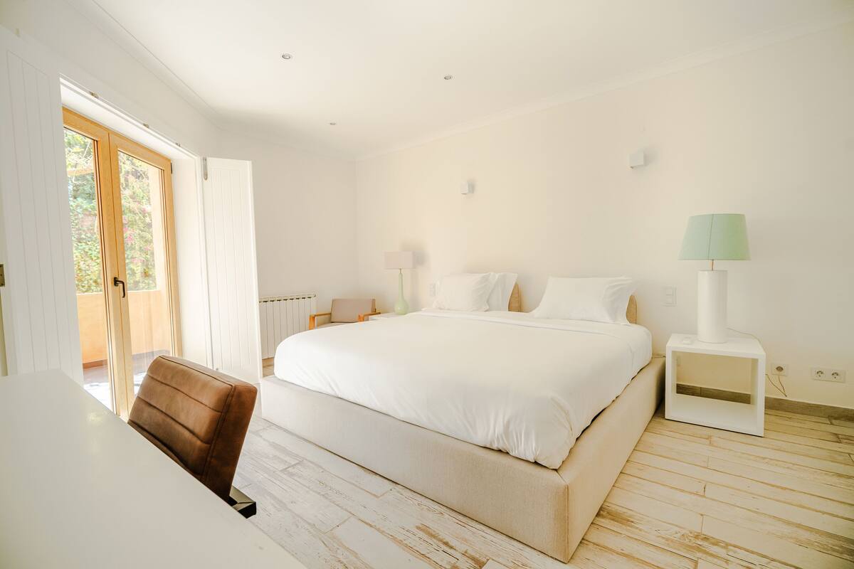 In-room safe, soundproofing, free WiFi