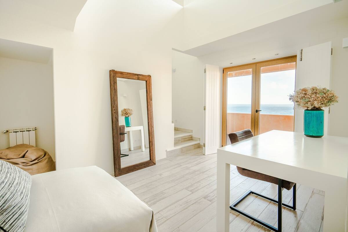In-room safe, soundproofing, free WiFi