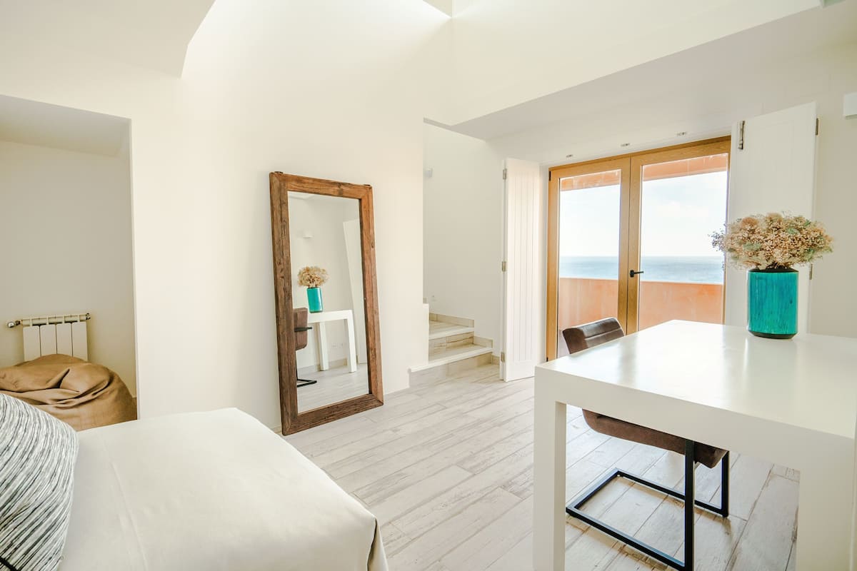 In-room safe, soundproofing, free WiFi