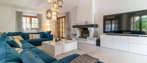 Smart TV, lareira, mesa de pingue-pongue