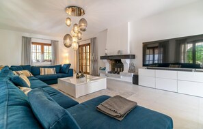 TV connectée, cheminée, table de tennis de table