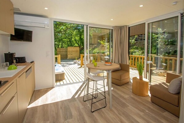 Luksushusvogn, spabadekar | Eget kjøkken | Kjøleskap, mikrobølgeovn, kokeplater og kjøkkenutstyr