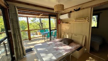 Casa de campo superior, hidromasaje | Área de sala de estar | Televisión de 34 pulgadas con canales digitales y futbolito