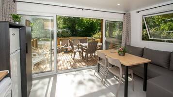 Casa rodante Premium | Área de sala de estar | Televisión de 34 pulgadas con canales digitales y futbolito