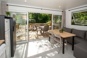 Husvogn – premium | Oppholdsområde | En 34-tommers TV med digitale kanaler samt fotballspill og bordtennis