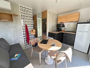 Comfort Mobile Home | Private kitchen | Fridge, microwave, stovetop, cookware/dishes/utensils - Camping le Luberon (Apt)