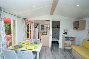 Luxury Mobile Home, Hot Tub | Living area | 32-inch TV with digital channels, foosball, table tennis - Camping le Luberon (Apt)