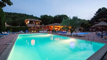 Piscine extérieure (ouverte en saison), chaises longues