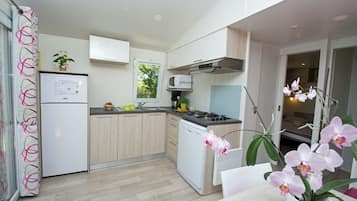 Mobile Home Premium | Coin cuisine privé | Réfrigérateur, micro-ondes, plaque de cuisson