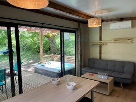 Cottage Supérieur, bain à remous | Coin séjour | Télévision de 32 pouces avec chaînes numériques, baby-foot