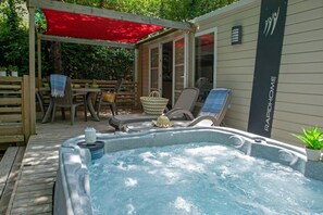 Luxury Mobile Home, Hot Tub | Terrace/patio - Camping le Luberon (Apt)