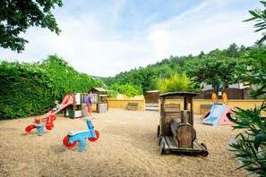 Khu vui chơi trẻ em - ngoài trời