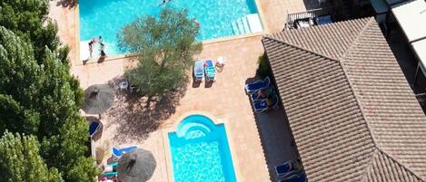 Alberca al aire libre por temporada y camastros