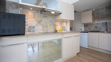 Réfrigérateur, micro-ondes, four, plaque de cuisson