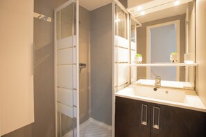 Shower, hair dryer, towels - Secure House in domain 6-7 guests 30min from Cannes (Tourrettes)